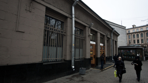 Петербуржцам рассказали, как правильно обойти строительный забор у метро «Чернышевская»