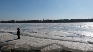 Петербуржцам запретили выходить на лед до следующего года