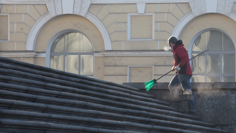 Перед зимой в петербургских дворах не хватает больше 10% дворников