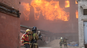 На Хабаровской спасатели тушили пламя на 200 «квадратах»
