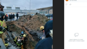 В Пулково петербуржца пришлось выкапывать из-под асфальта после его «путешествий» по канализационной трубе