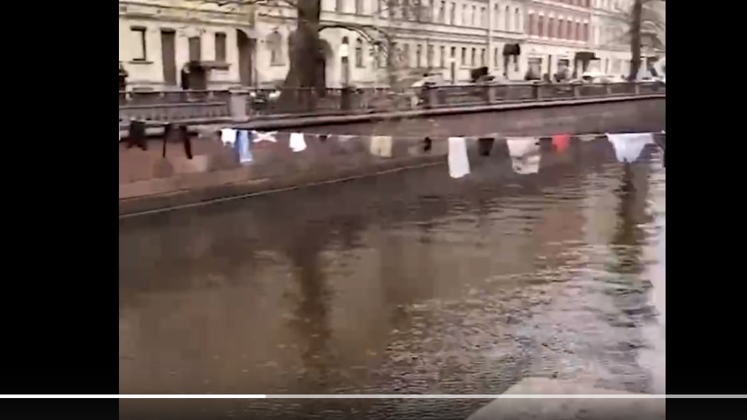 Над каналом Грибоедова развесили сушиться нижнее белье