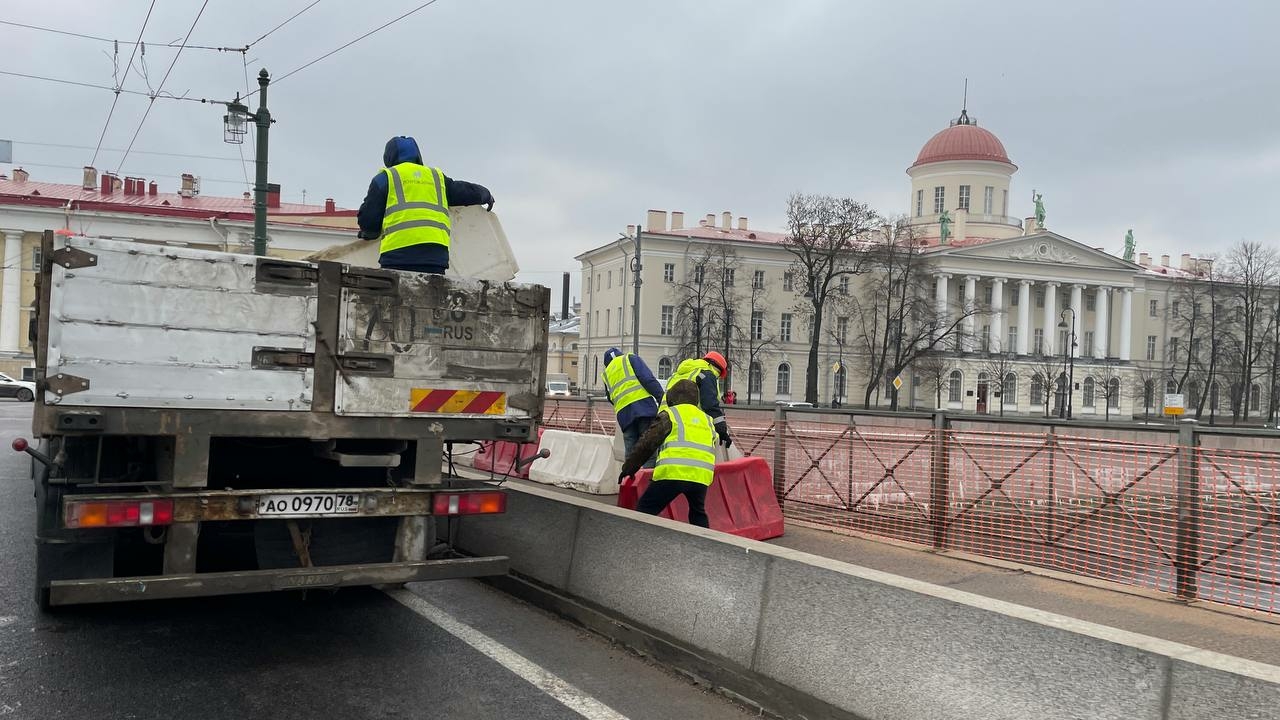 Недоделанный Биржевой мост открыли спустя больше чем год ремонтных работ