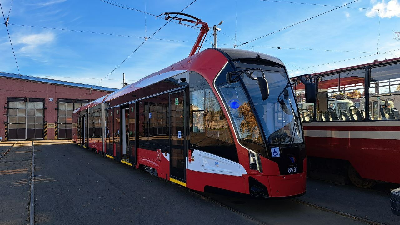 Трехсекционный «умный» трамвай Витязь-М прибыл в Петербург