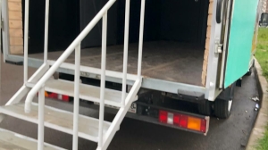 “Ближе к людям”: Предприниматель из Мурино открыл офис по продаже дверей в своем фургончике
