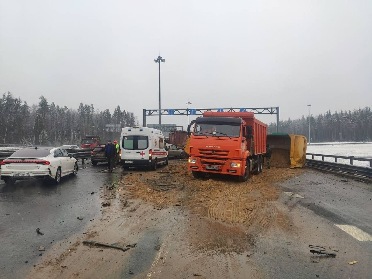 На трассе А-118 КАД произошло массовое ДТП с участием трех грузовиков