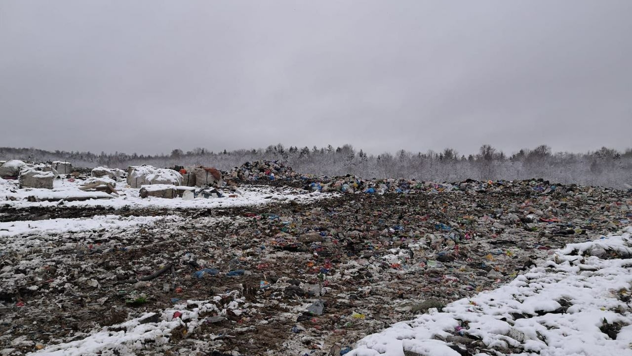 Труп новорожденной девочки нашли на мусорном полигоне в Волховском районе