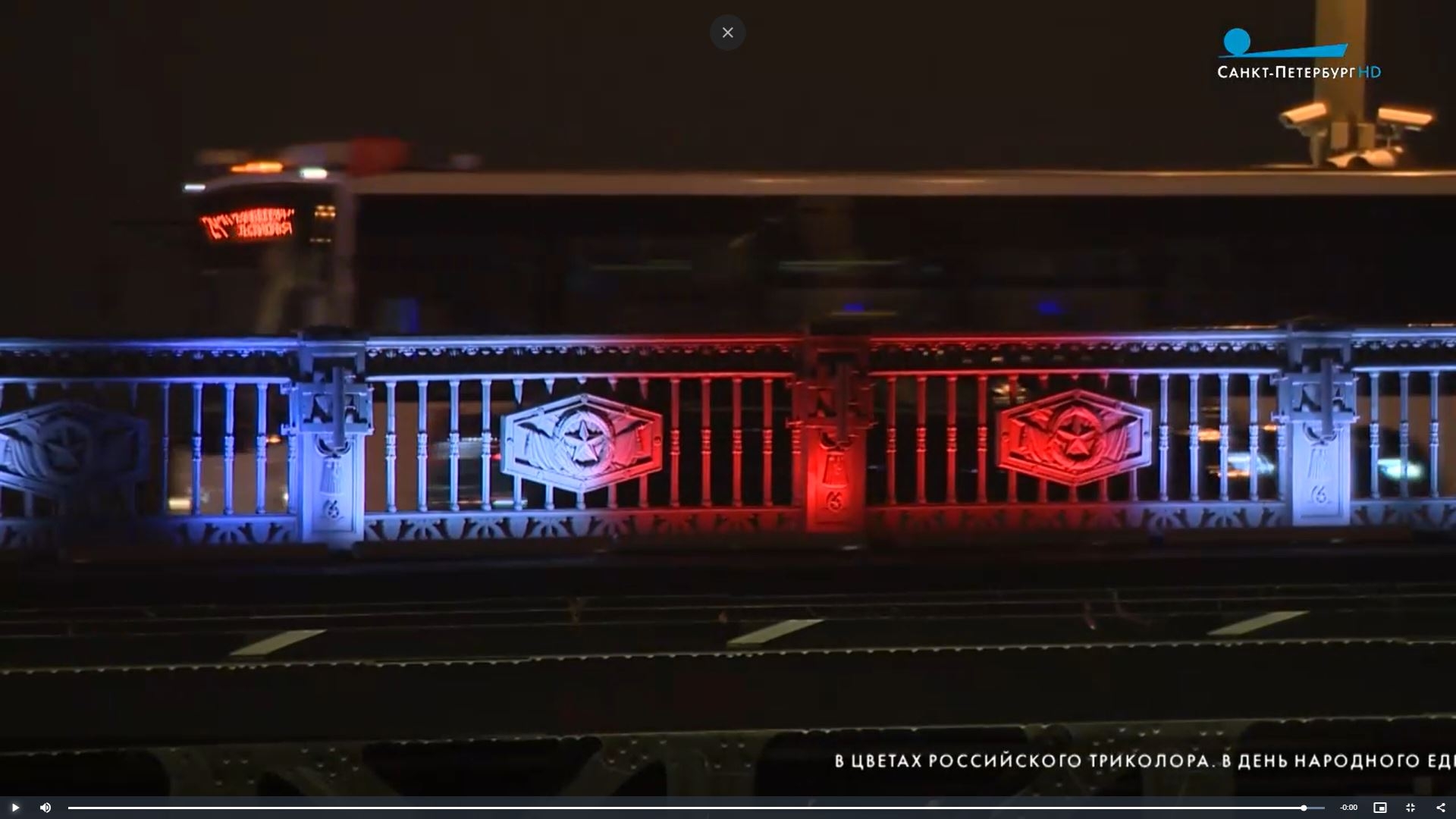 Петербуржцам показали, как выглядел украшенный триколором Дворцовый мост