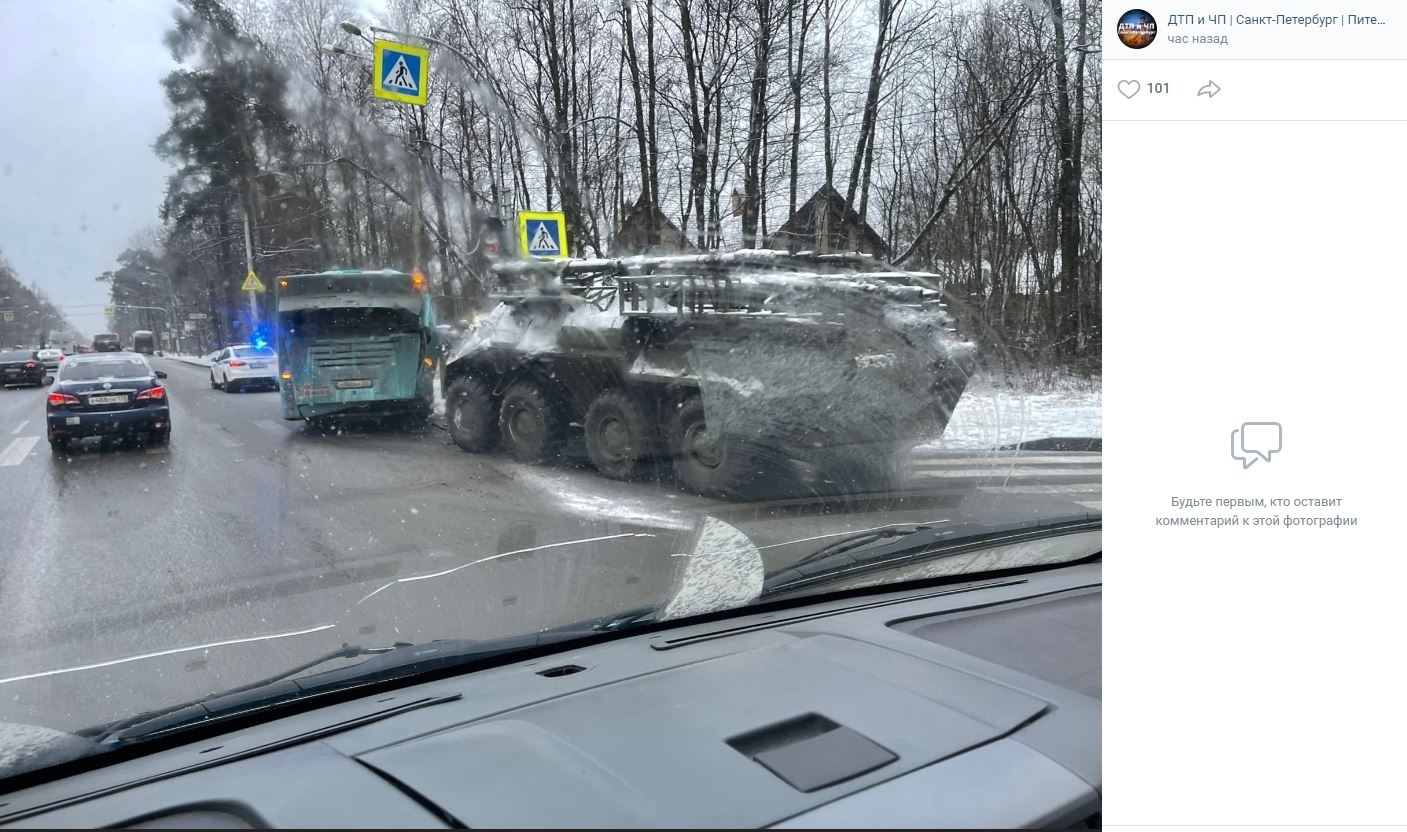 На Выборгском шоссе БТР въехал в пассажирский автобус