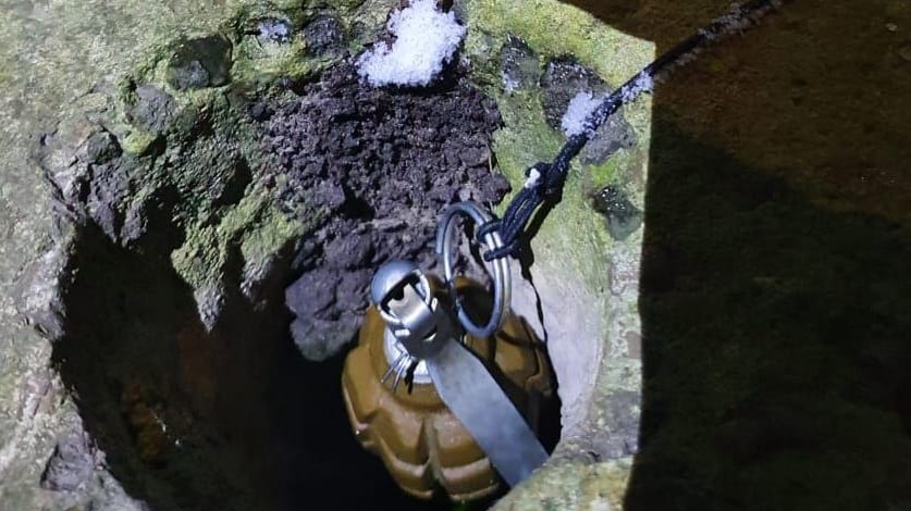 Мужчина нашел гранату со шнуром у дома в Волхове