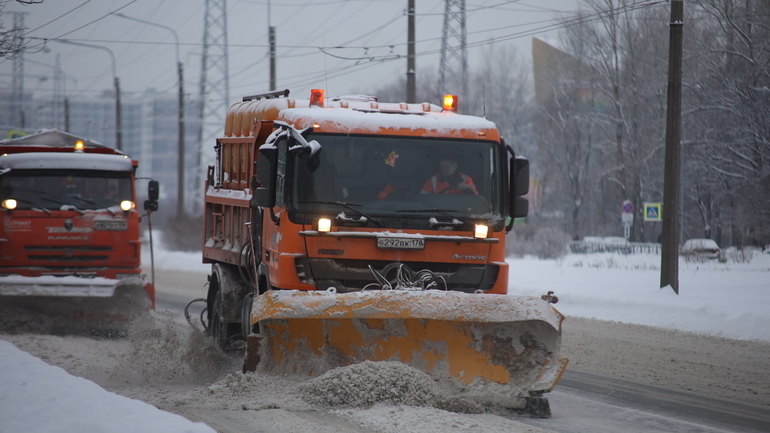 Петербургские автомобилисты жалуются на уборку снега в зонах платной парковки без предупреждений
