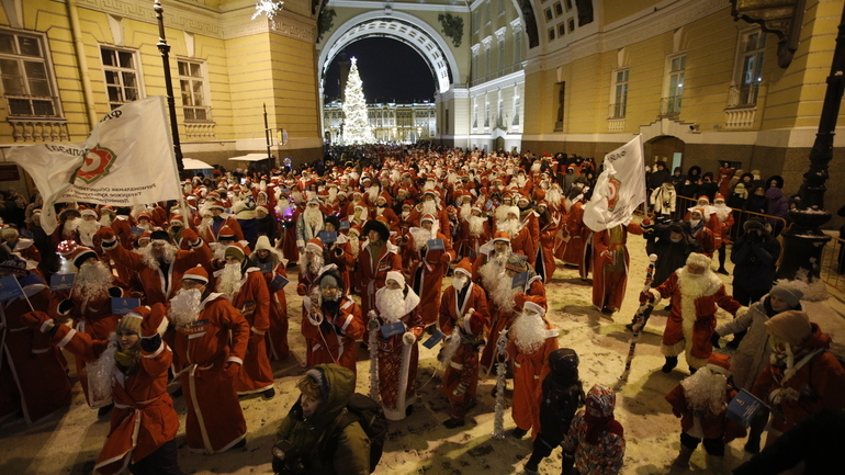 Пока без бороды и саней: петербургские Деды Морозы ждут работу