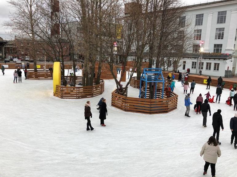 Каток санкт петербург. Каток новая Голландия в Санкт-Петербурге. Кататься на коньках в новой Голландии. Севкабель каток.