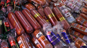 Петербуржцев предупредили о том, что с полок магазинов могут пропасть колбасы и сосиски