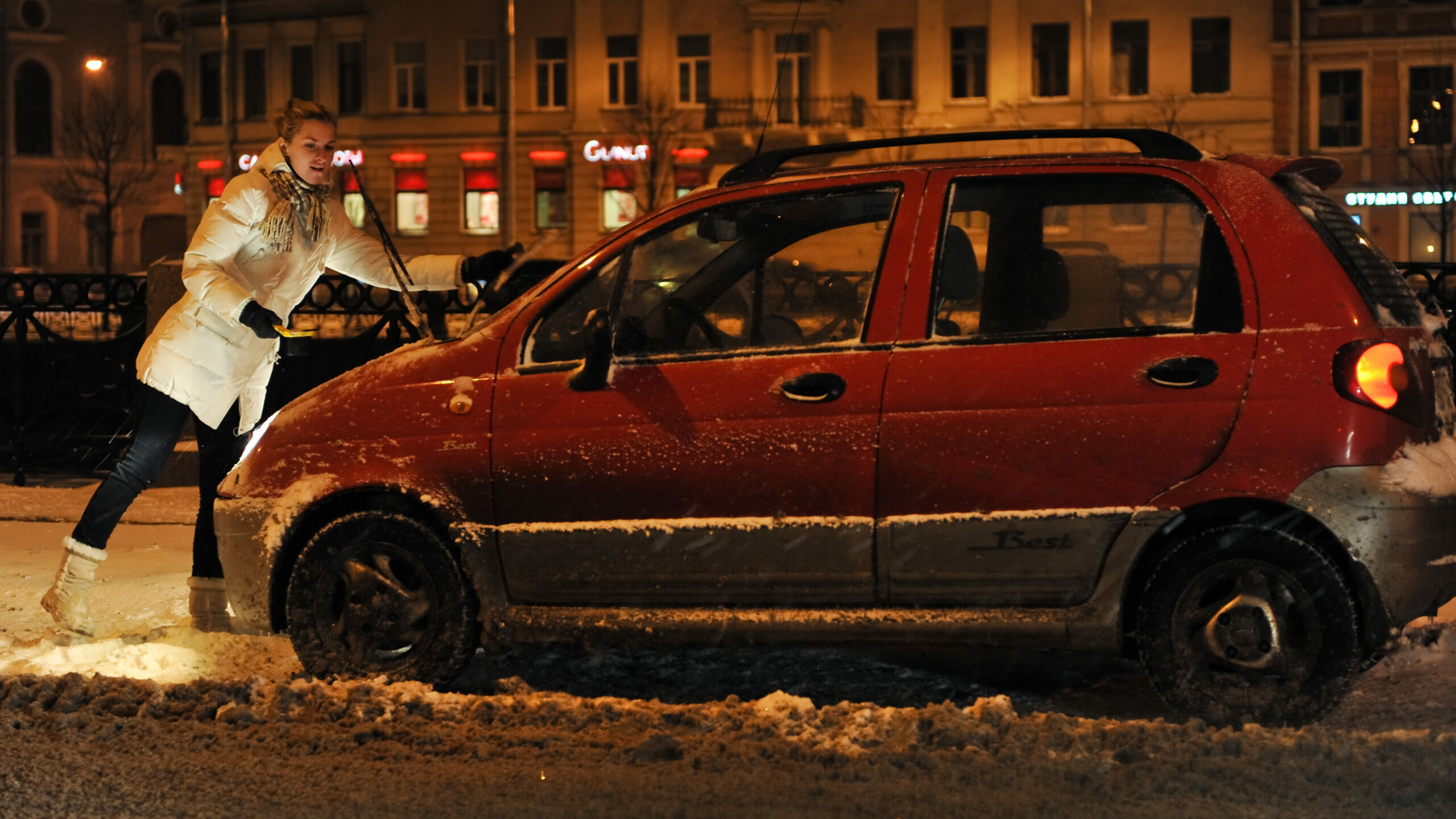 После субботней ночи петербуржцам придется чистить машины от снега