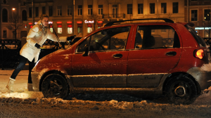 Петербургские автомобилисты будут получать уведомления об уборке снега на платных парковках