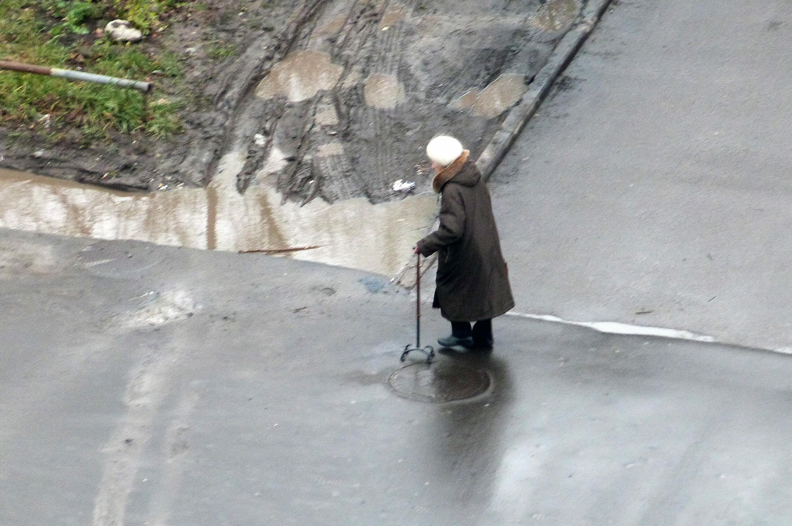 Приставы помогли петербурженке получить компенсацию с грезившей ремонтом  старушки, избившей ее шпателем