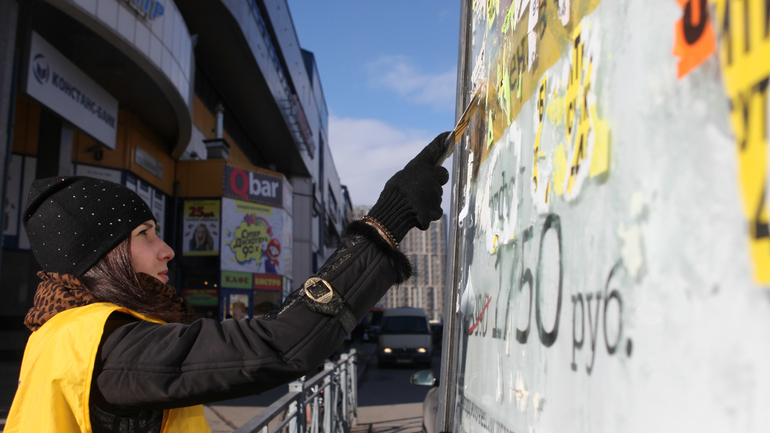Обочины дорог в Ленобласти очистили от щитов с незаконной рекламой