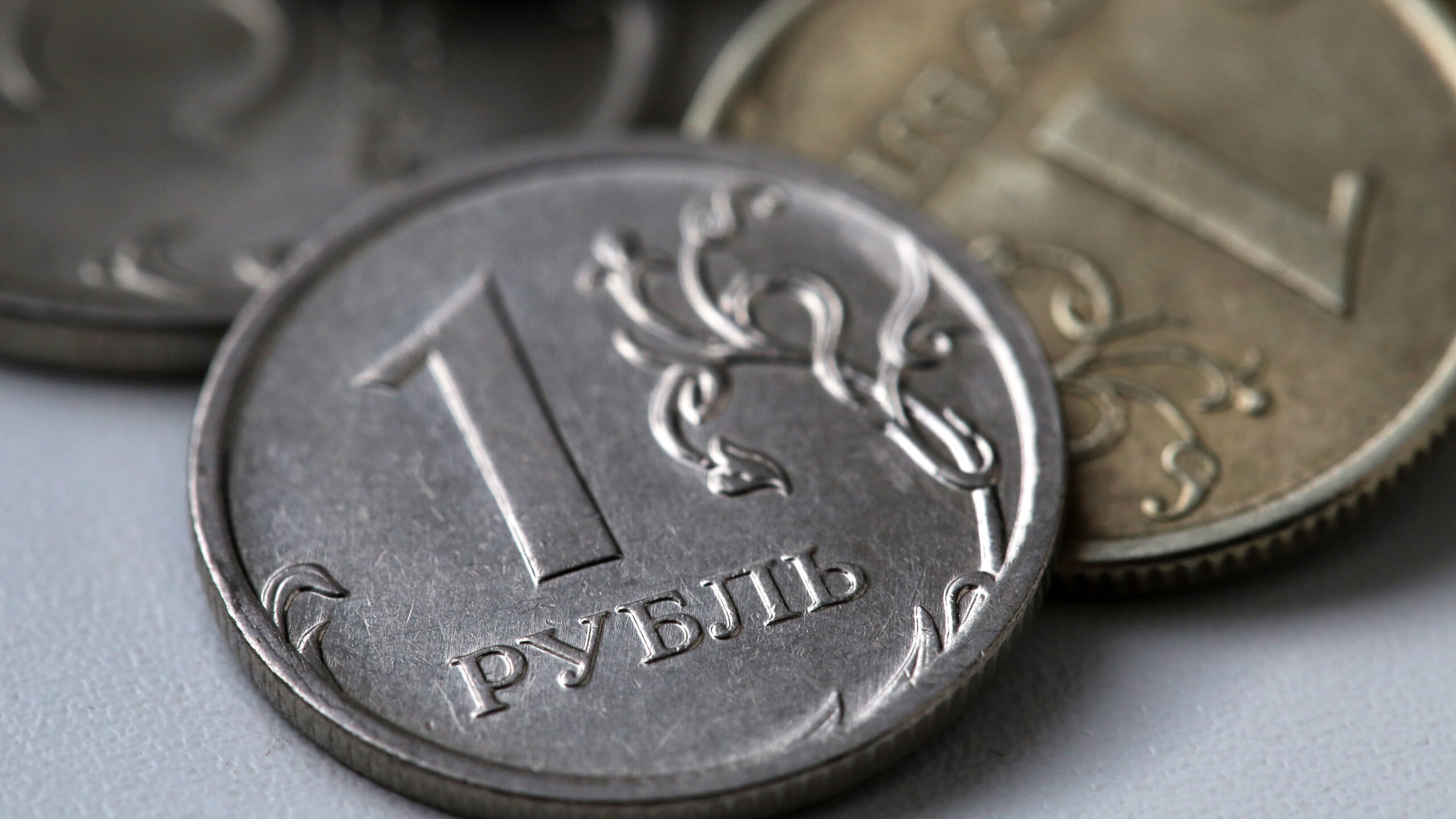 В России за год зарплаты увеличились почти на 9%