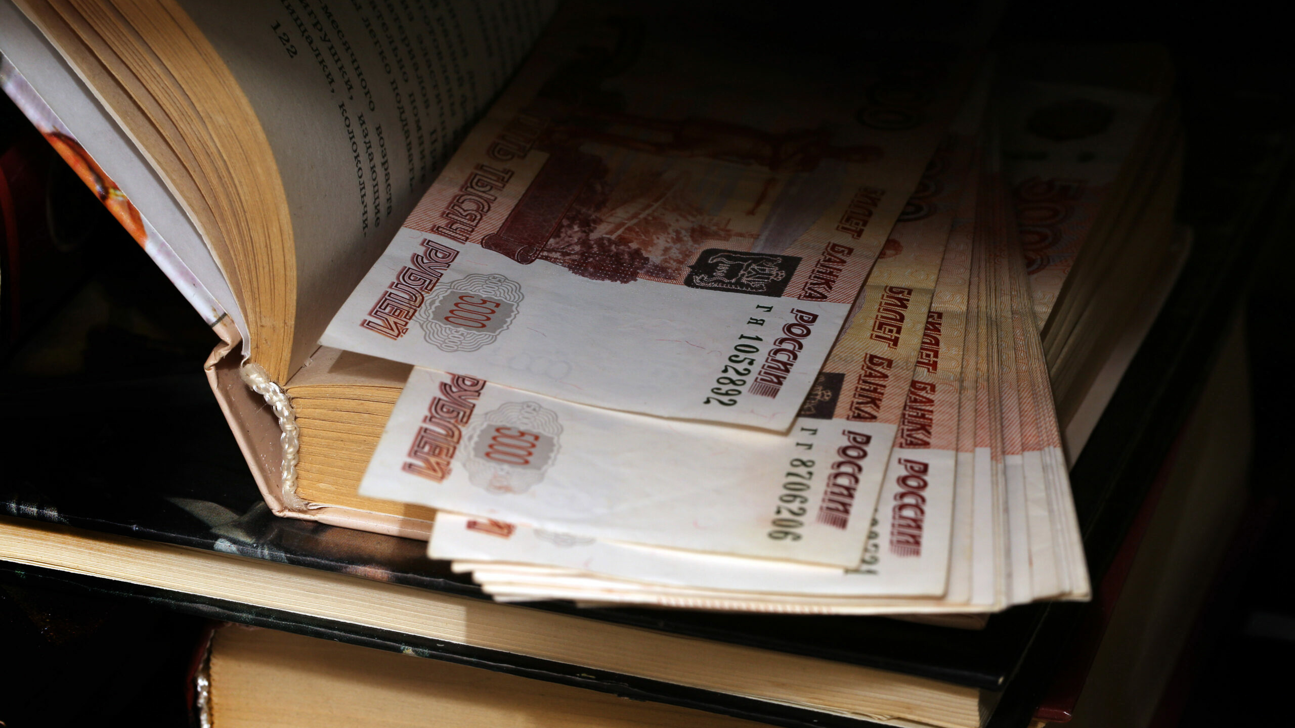 Вместо банковской ячейки – матрас: 26% россиян хранят деньги в наличке