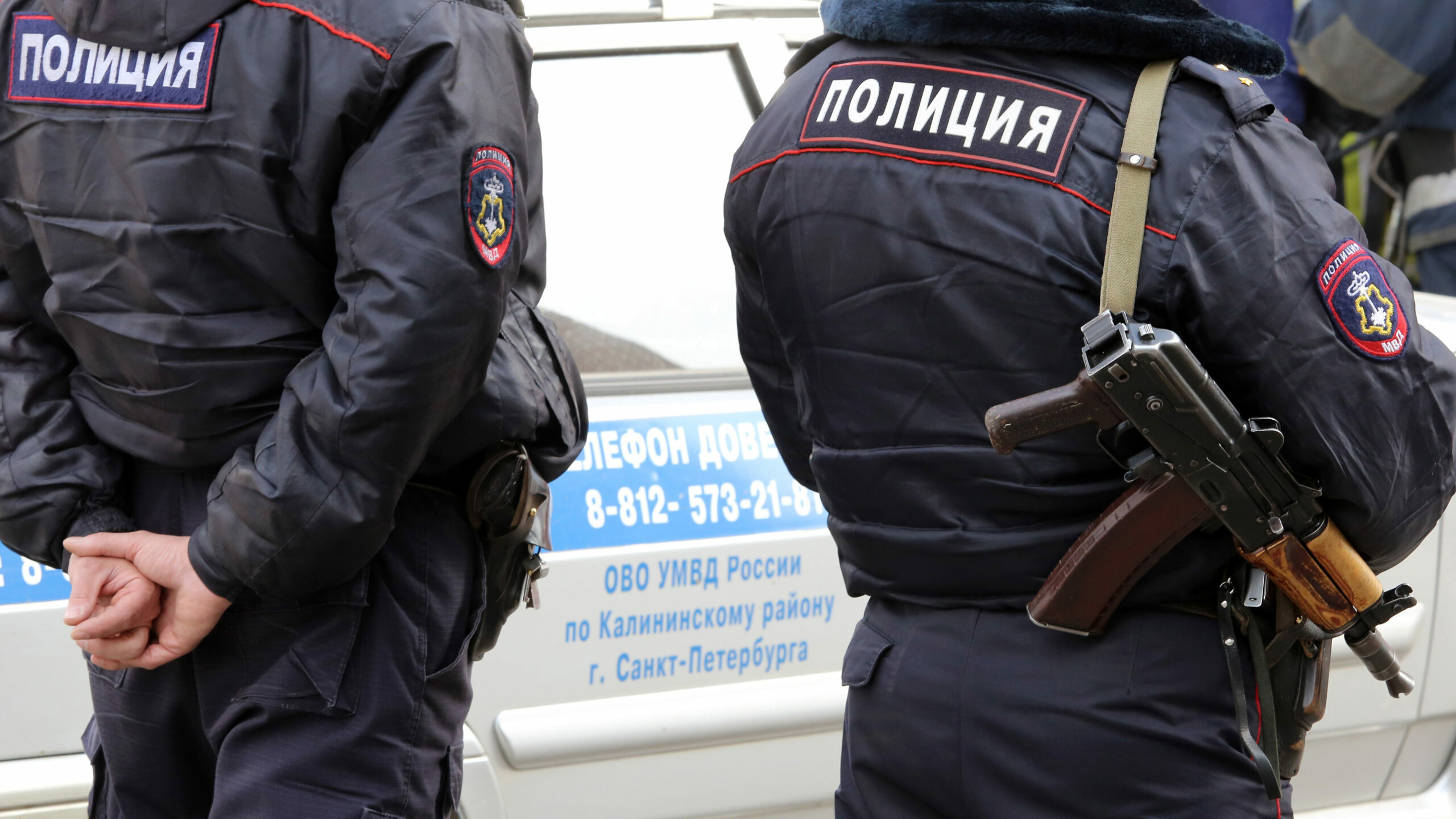 Петербургские правоохранители провели обыски в квартире члена территориальной избирательной комиссии Неустроева