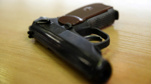В ТК «Сенная» мужчина открыл пальбу из пистолета по мигранту