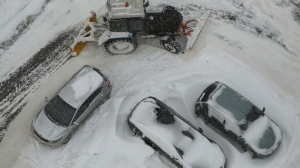 Как на зло: несознательные водители Петербурга продолжают мешать расчищать снег