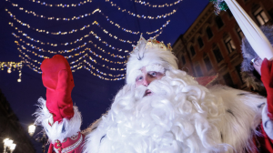 Жители Нового Петергофа встретили поезд Деда Мороза