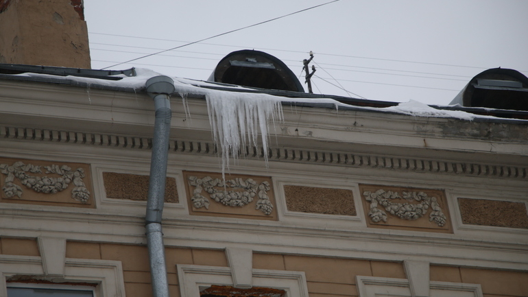 Первая жертва коммунальщиков: мужчину убило ледяной глыбой на северо-востоке Петербурга