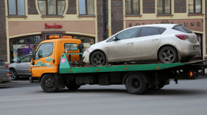 В Петербурге подняли цены на эвакуацию машин на штрафстоянки