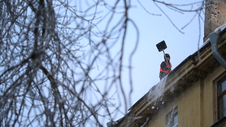 Лавина снега: в Петербурге начался сезон уборки крыш