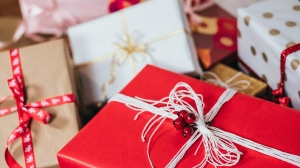 Петербуржцам посоветовали запастить пока еще недорогими новогодними подарками