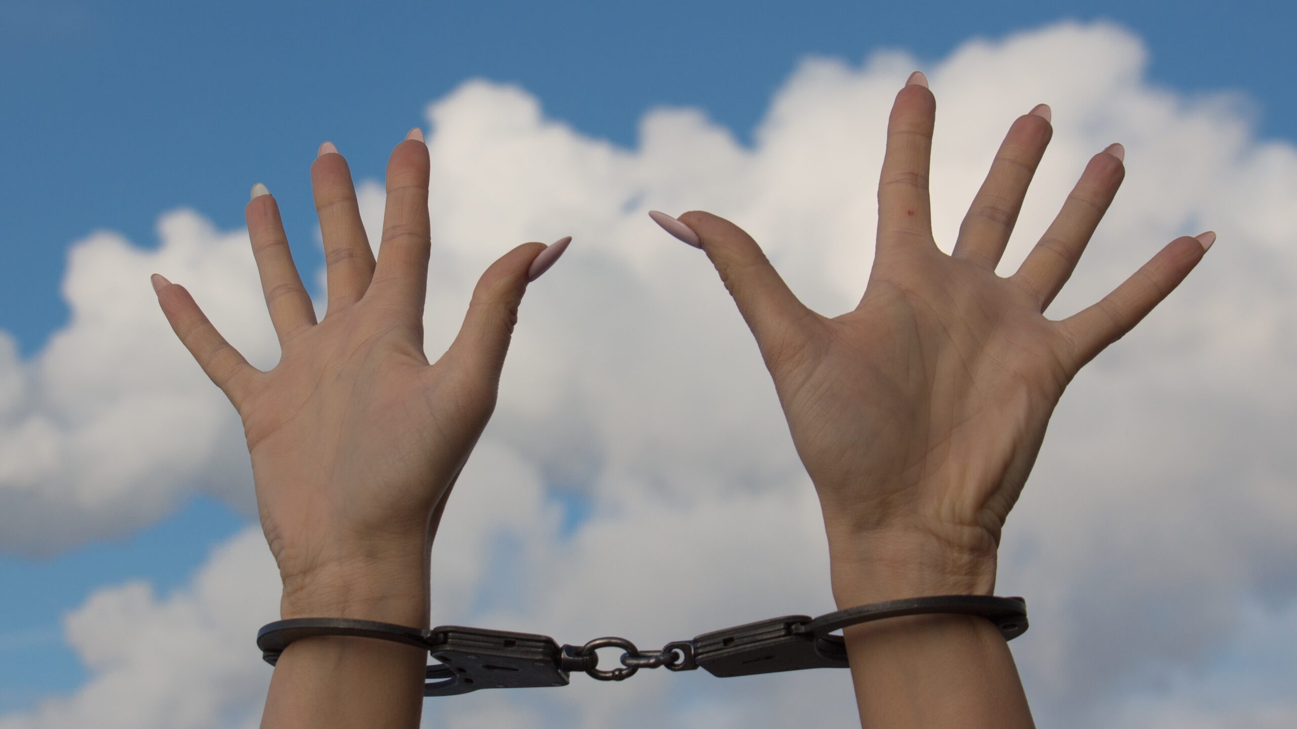МВД запретило сковывать наручниками женщин и детей