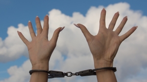 МВД запретило сковывать наручниками женщин и детей