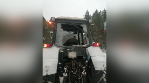 Недовольный уборкой снега автомобилист запустил кружку в голову тракториста в Ленобласти