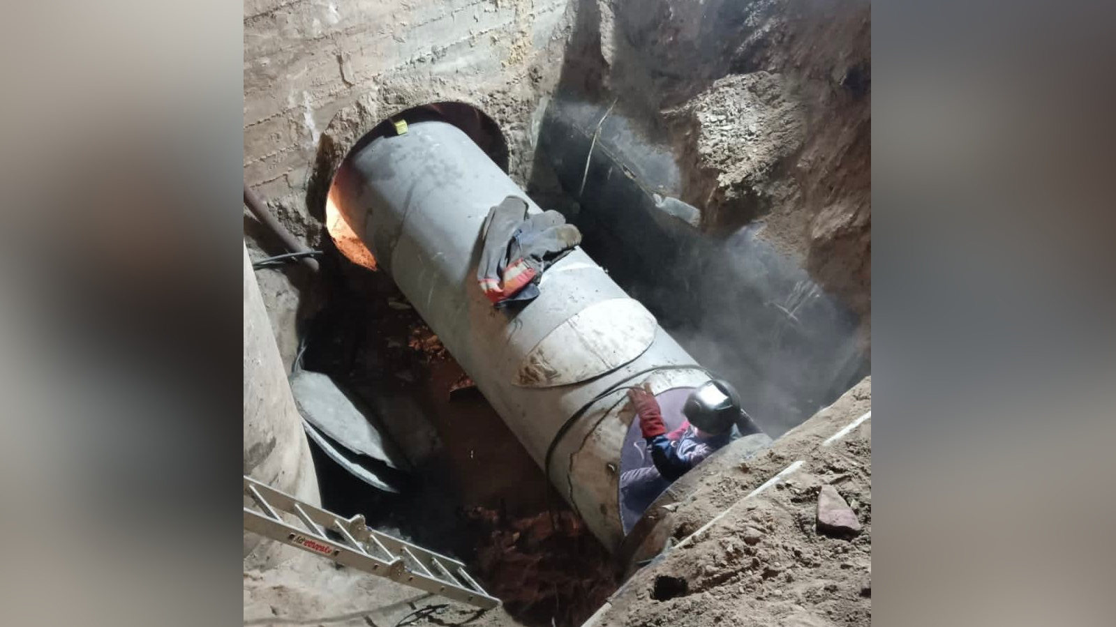 Прорыв трубы на Дыбенко оставил без отопления более 460 зданий