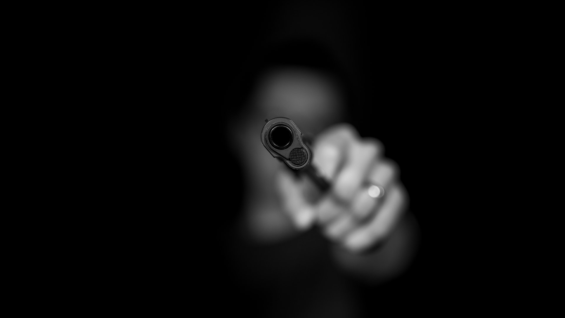 Горячие ставки: в букмекерской конторе на Богатырском мужчина угрожал мигранту-имениннику пистолетом