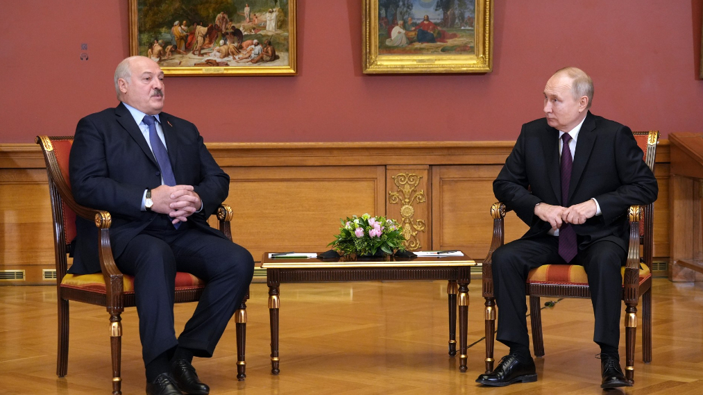 Глава Белоруссии Лукашенко пошутил о своей прическе и погоде в Петербурге