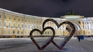 На Дворцовой задержали разрисовавшую инсталляцию «Двойные сердца» 17-летнюю девушку
