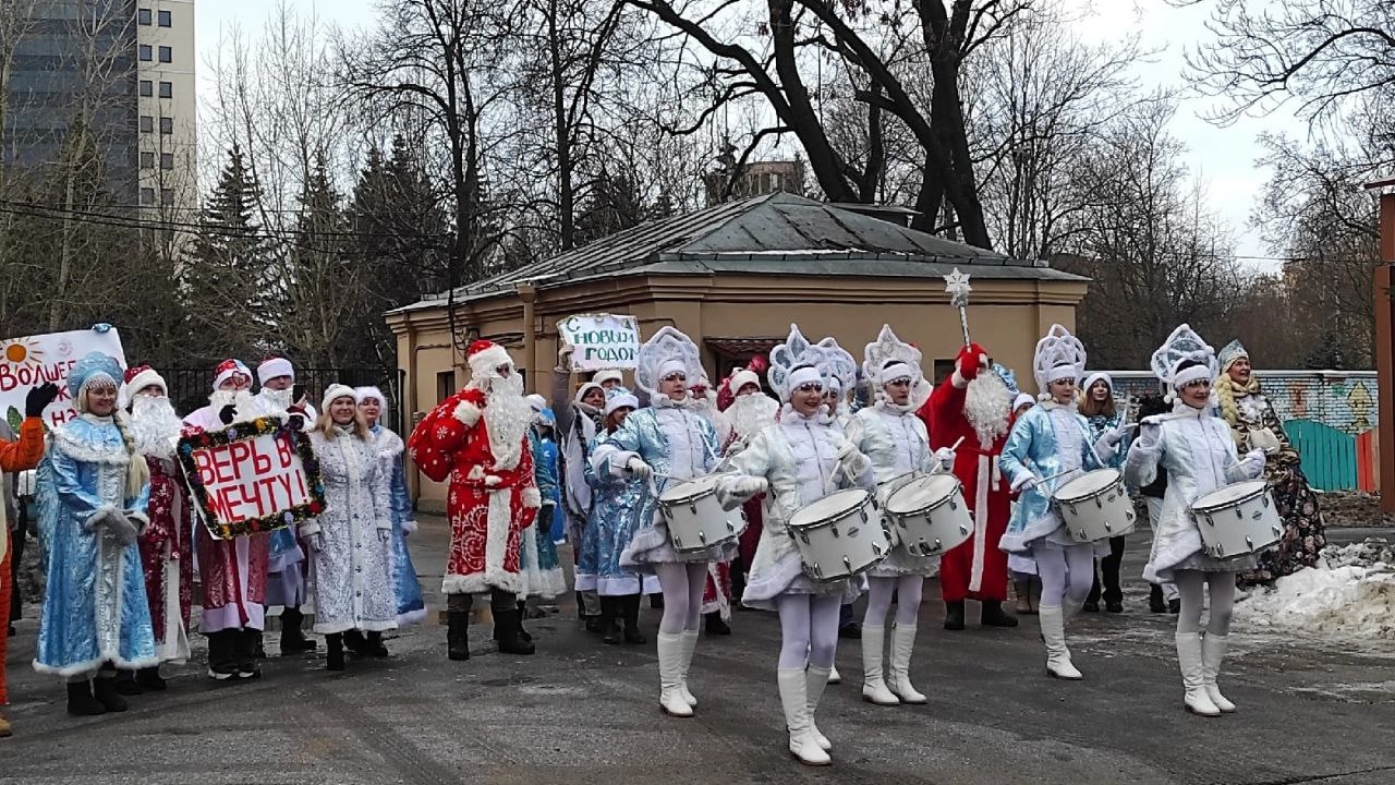 В Петербурге Деды Морозы и Снегурочки порадовали пациентов детских стационаров праздничным флешмобом