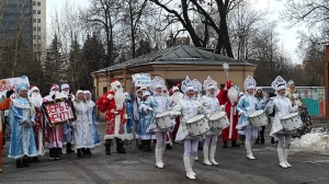 В Петербурге Деды Морозы и Снегурочки порадовали пациентов детских стационаров праздничным флешмобом