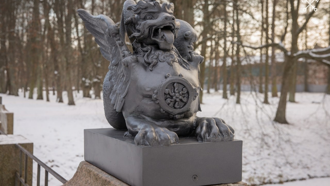 Крылатого дракона вернули в Александровский парк после реставрации