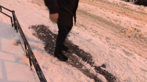 Накануне ледяного дождя петербуржцам рассказали, как избежать падения на гололедице