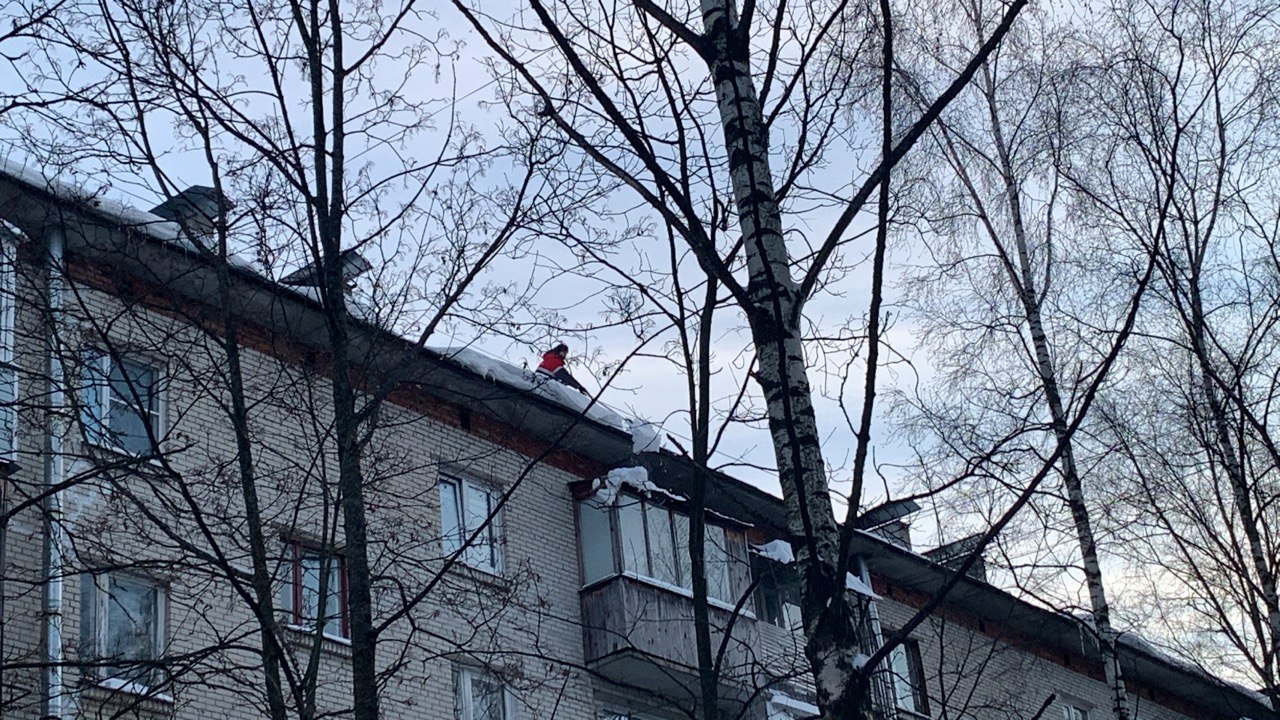 В Кронштадте на голову девятилетнему мальчику свалилась наледь с крыши
