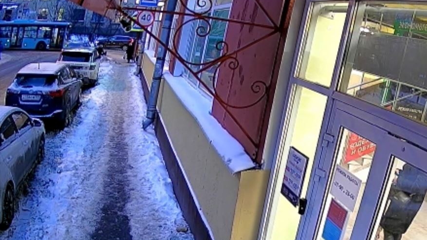 На уборщиков снега в Петербурге завели дело после падения на льду 88-летнего деда