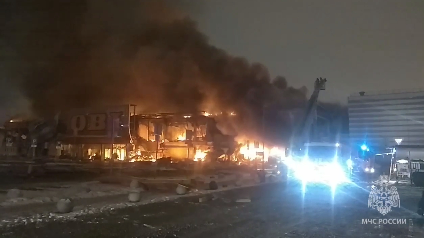 Крупный пожар в ТЦ «Мега Химки» привел к выбросу фенола, ущербу в 30 млрд рублей и смерти человека
