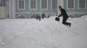 Жители и гости Петербурга по несколько часов стояли в очередях в музеи и пышечную под снегопадом