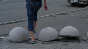 Депутат Госдумы РФ предложил заменить на дорогах бетонные заграждения в виде полусфер