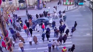 «Разрезавшего» пополам толпу пешеходов на площади Восстания водителя иномарки задержали