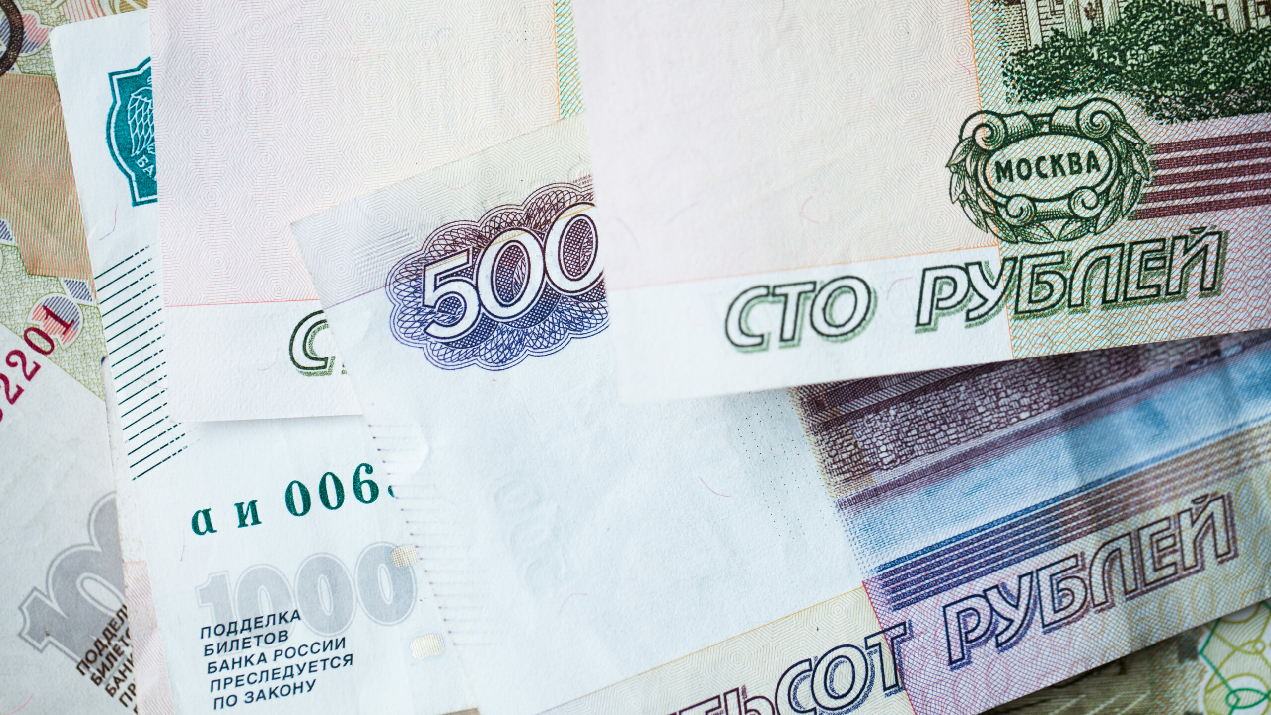 Около 80% петербуржцев не хотят отказываться от использования наличных денег